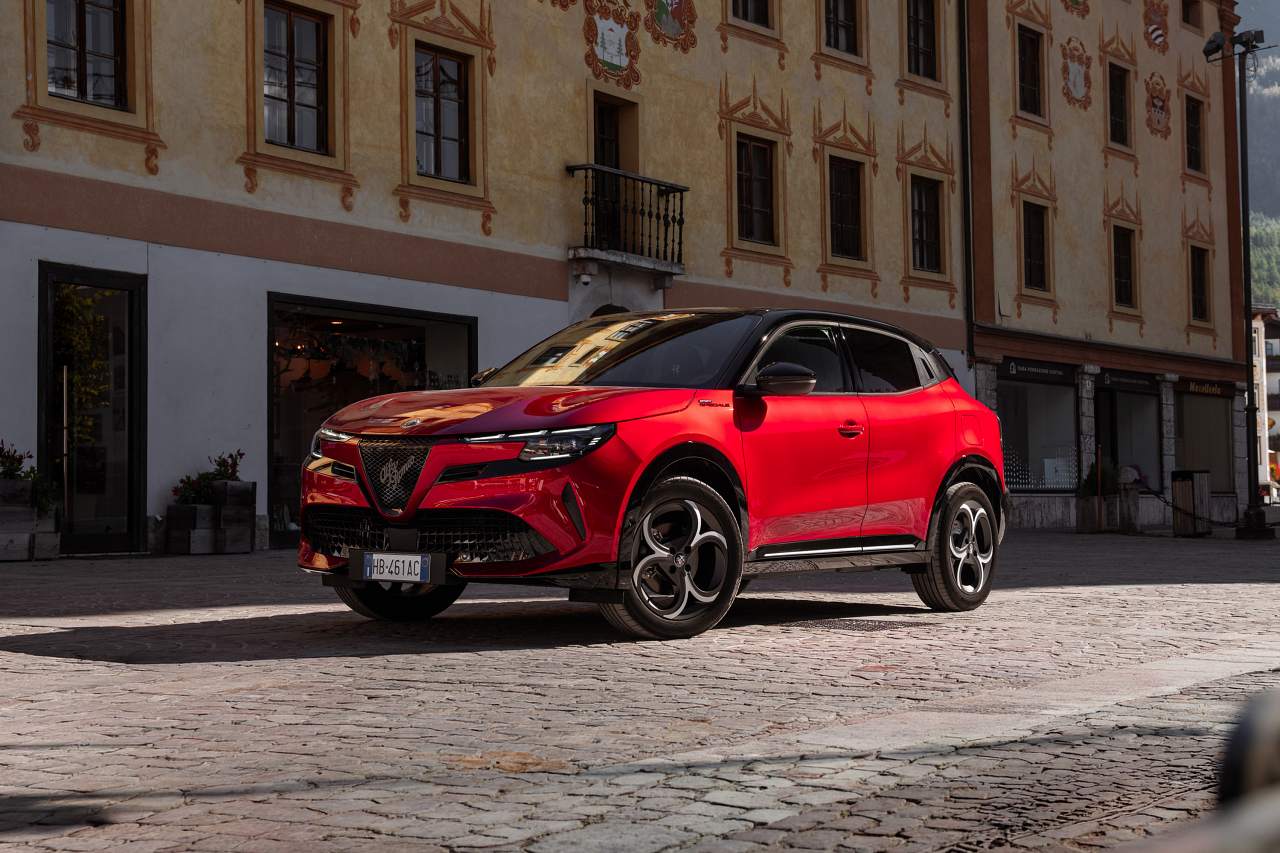 アルファロメオ、末弟『ジュニア』に上品なシルバーとホワイトが際立つ限定車“Sport Speciale”