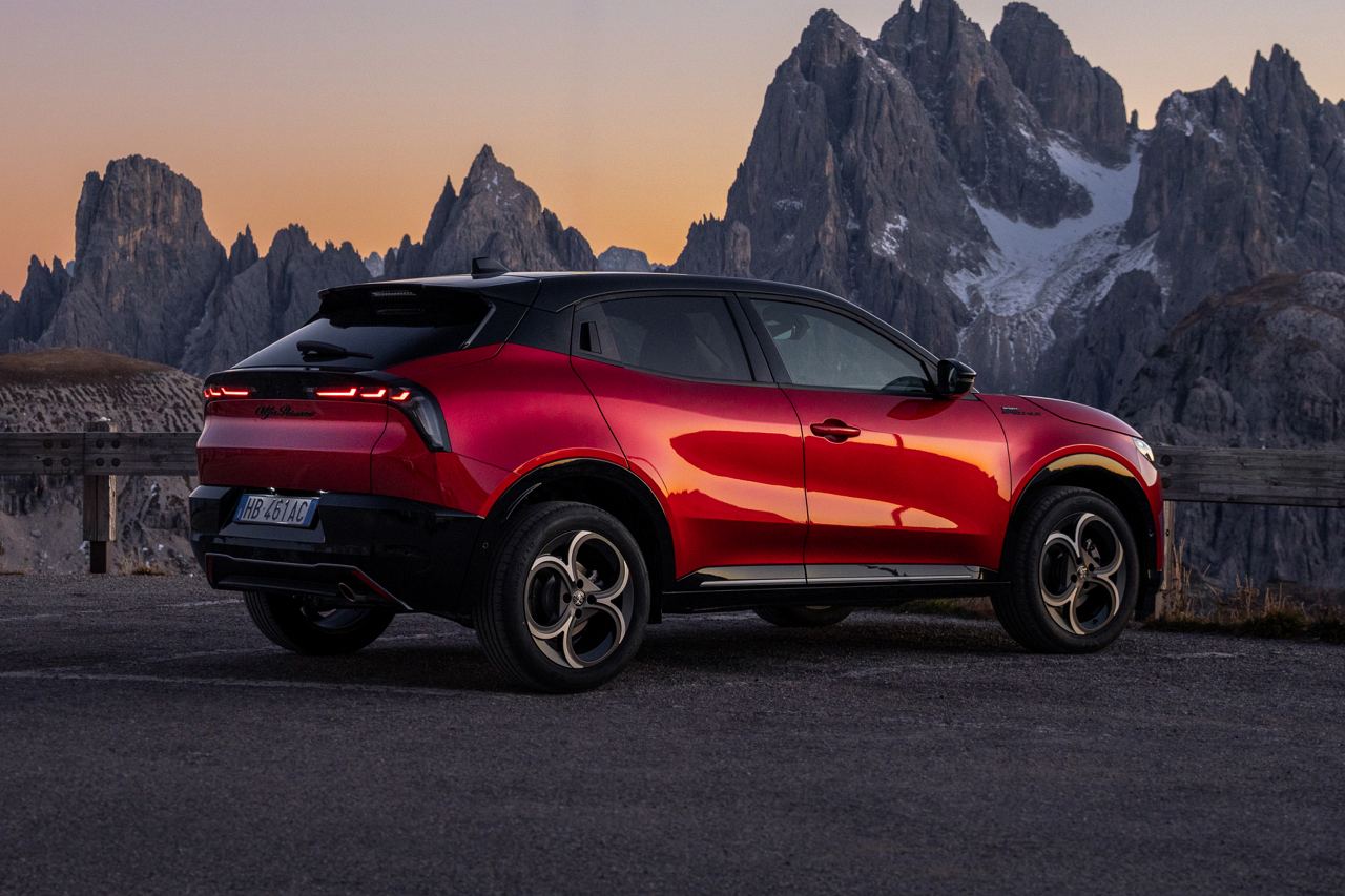 アルファロメオ、末弟『ジュニア』に上品なシルバーとホワイトが際立つ限定車“Sport Speciale”