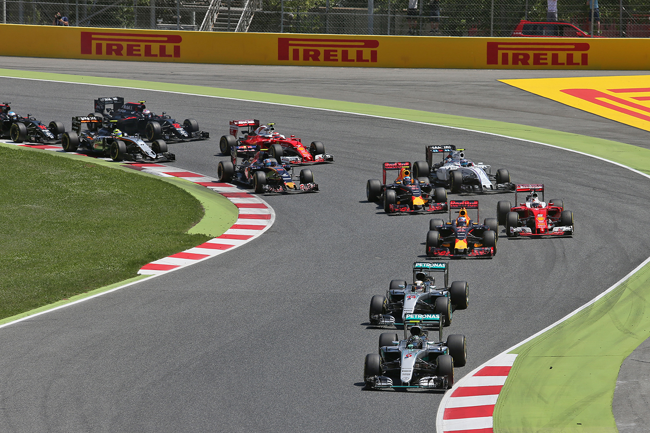 2016年F1第5戦スペインGPの決勝スタート　この直後先陣を走るメルセデス勢の同士討ちが発生し戦局が一変する