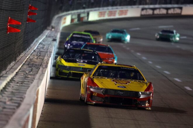復調ジョーイ・ロガーノが直近4戦で2勝目。終盤“チェイス”に向け残りは2戦に／NASCAR第24戦