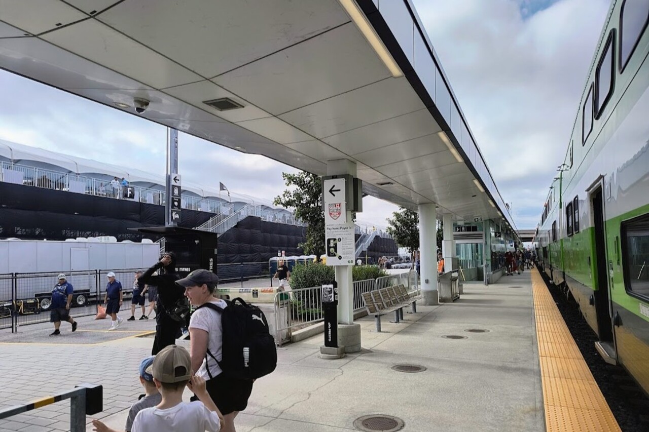 会場直結のUnionville駅。左手はメインストレートのグランドスタンド。