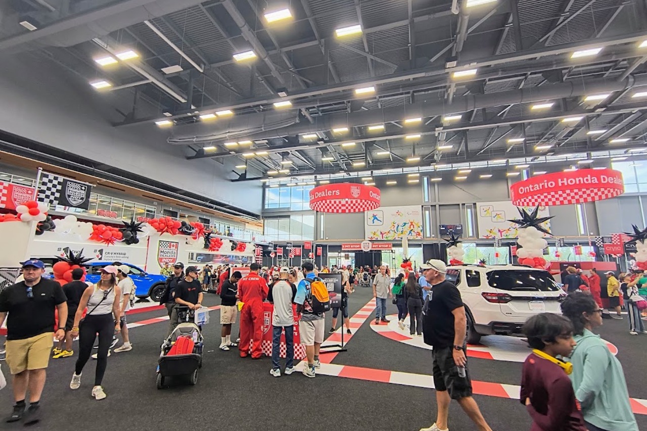 メインスポンサーのOntario Honda Dealersはアリーナを使用した大規模な展示。猛暑だったこの日は涼む場所としてもありがたかった