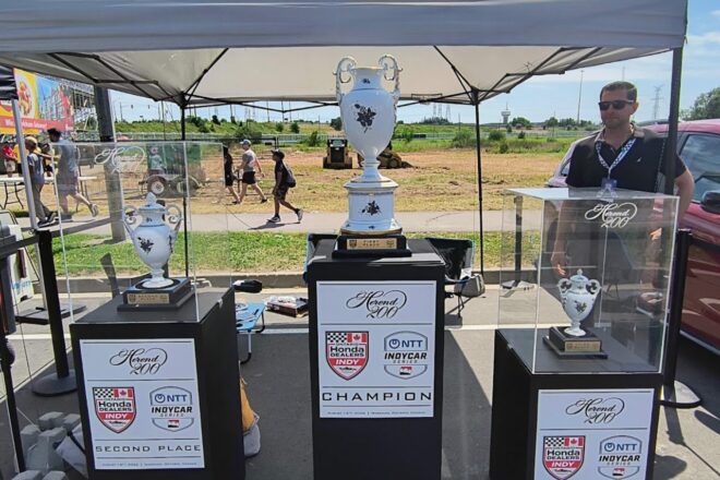 ヴィクトリーサークルに展示されていた優勝トロフィー。今回はハンガリーのメーカーが製作した陶磁器製