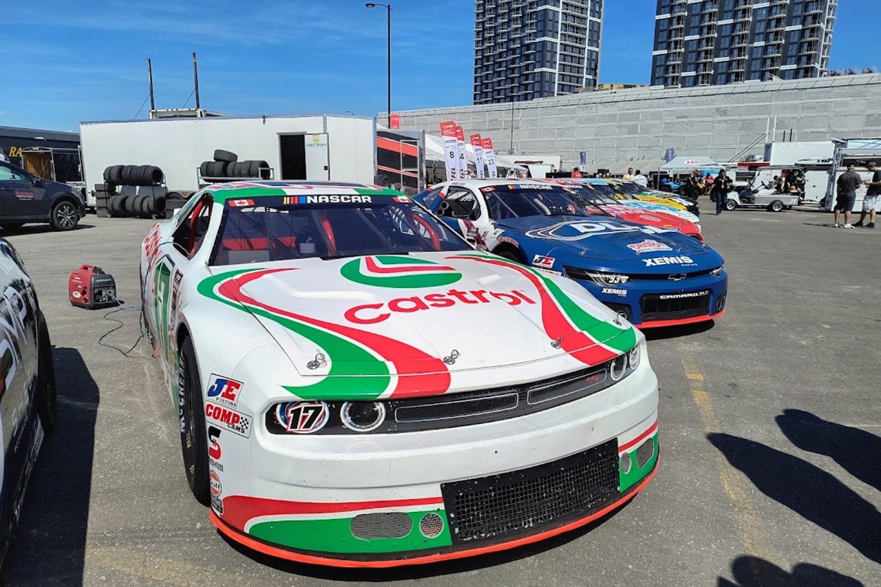 ターン5裏にはサポートレースのパドックもあり、NASCAR CanadaやRadical Cupのマシンを見ることができた