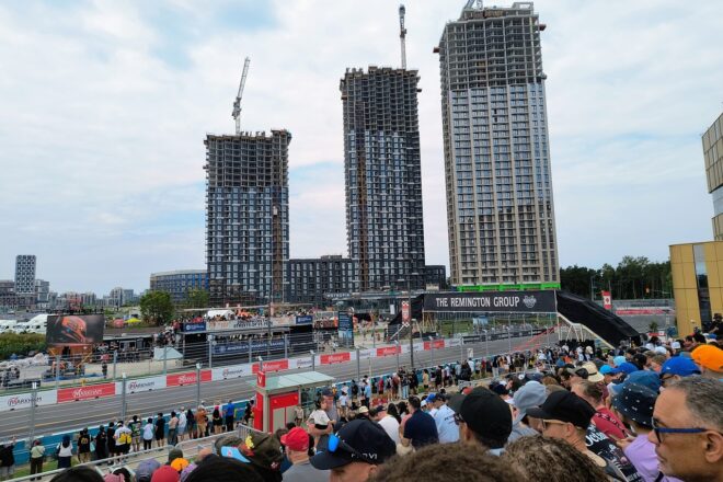 Turn3スタンドからTurn4方面を望む。土曜日にはなぜかモニターが設置されていなかったのですが、決勝日には間に合ったようで一安心