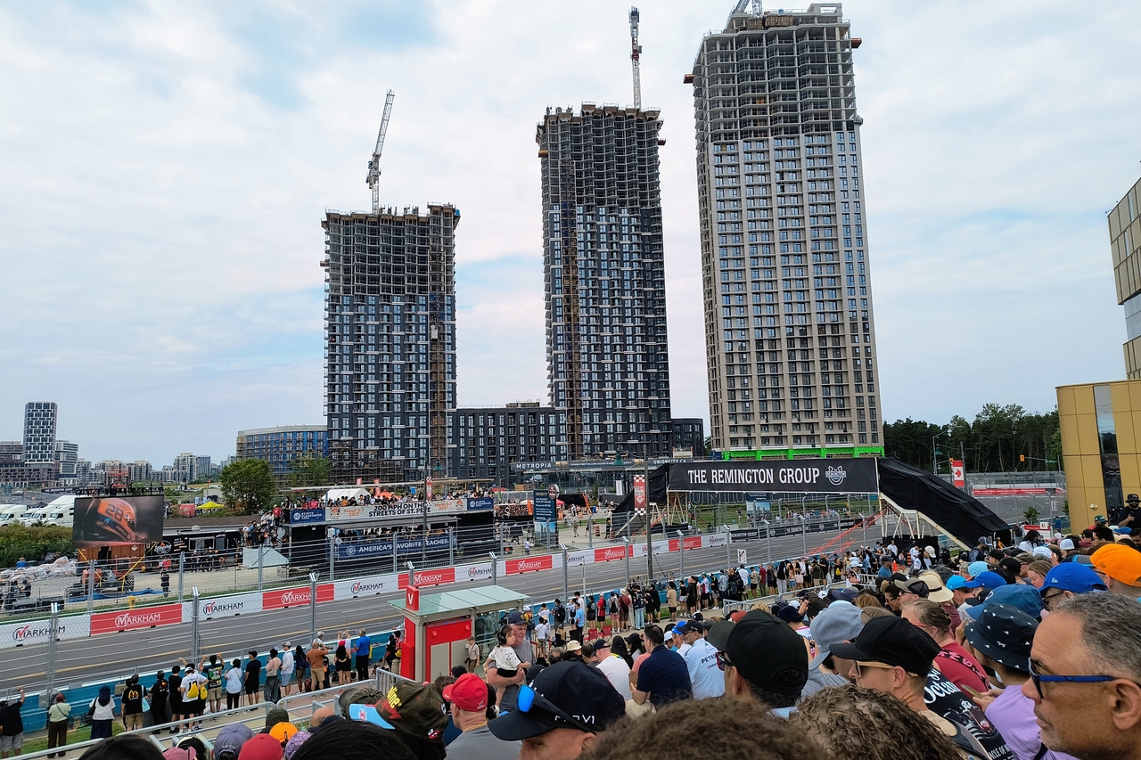 Turn3スタンドからTurn4方面を望む。土曜日にはなぜかモニターが設置されていなかったのですが、決勝日には間に合ったようで一安心