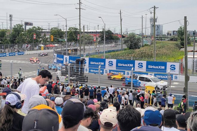 L.フォスターが痛恨のクラッシュ。フォークリフトを入れて壁を修復中ですが、レースはSCのまま続行。赤旗にならないのが意外でした。