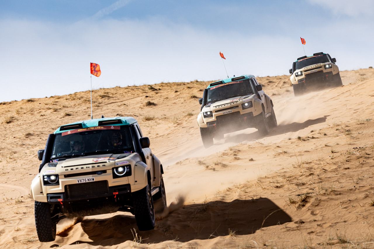 ダカールラリー優勝車を公道仕様に進化させた『DEFENDER DAKAR』公開。2027年初頭より予約受注開始