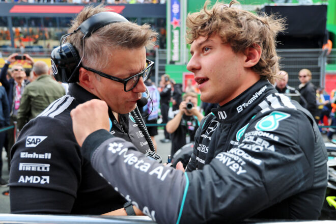 アンドレア・キミ・アントネッリ（メルセデス）とレースエンジニアのピーター・ボニントン