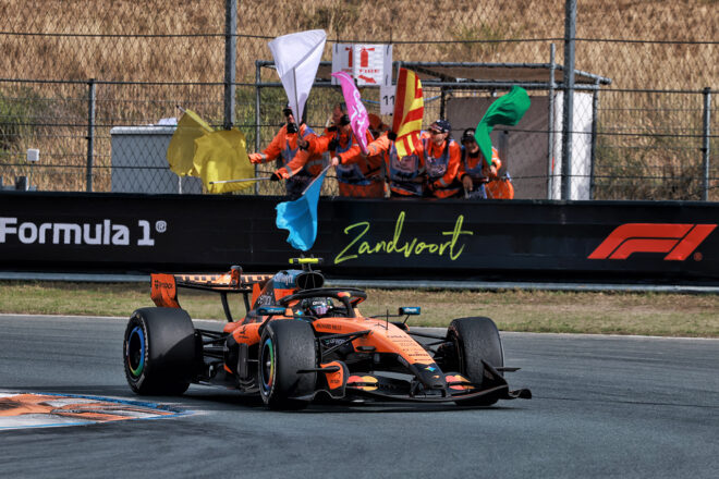 トップチェッカーを受けたランド・ノリス（マクラーレン）