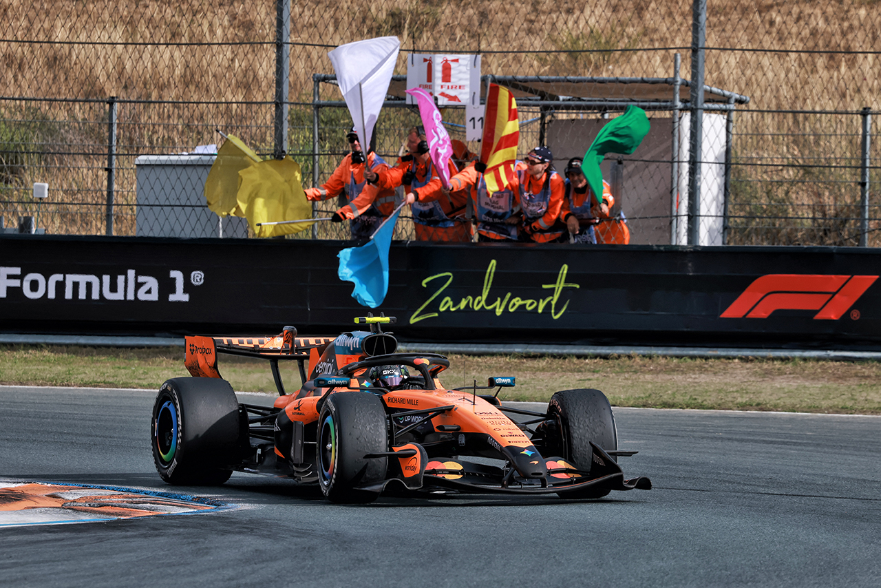 トップチェッカーを受けたランド・ノリス（マクラーレン）