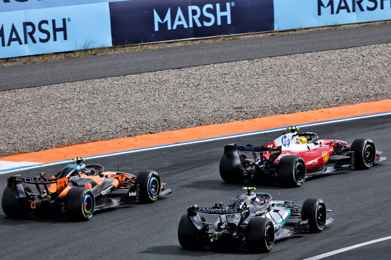 ルイス・ハミルトン（フェラーリ）、アンドレア・キミ・アントネッリ（メルセデス）、ランド・ノリス（マクラーレン）のバトル