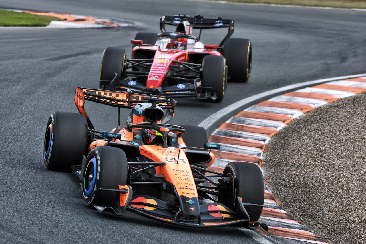 オスカー・ピアストリ（マクラーレン）とシャルル・ルクレール（フェラーリ）