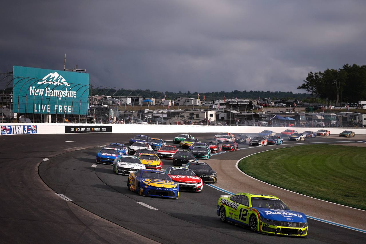 悪天候中断やウエットタイヤ投入の波乱も経て、ライアン・ブレイニーが今季3勝目／NASCAR第25戦