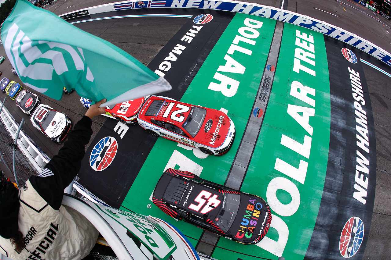 悪天候中断やウエットタイヤ投入の波乱も経て、ライアン・ブレイニーが今季3勝目／NASCAR第25戦