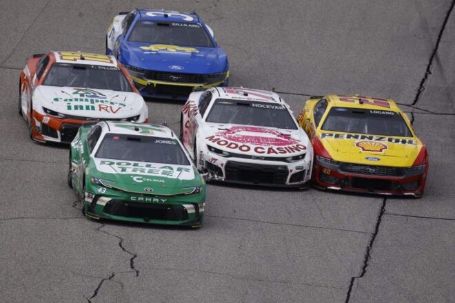 悪天候中断やウエットタイヤ投入の波乱も経て、ライアン・ブレイニーが今季3勝目／NASCAR第25戦