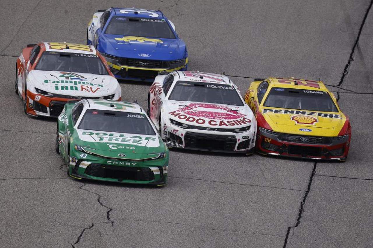 悪天候中断やウエットタイヤ投入の波乱も経て、ライアン・ブレイニーが今季3勝目／NASCAR第25戦