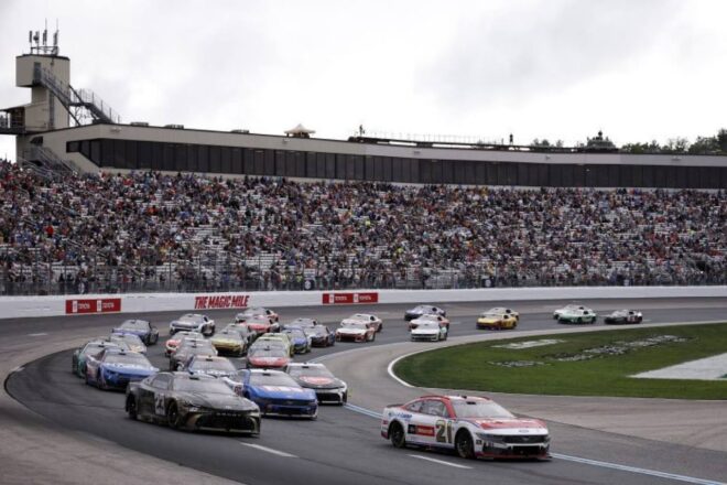 悪天候中断やウエットタイヤ投入の波乱も経て、ライアン・ブレイニーが今季3勝目／NASCAR第25戦