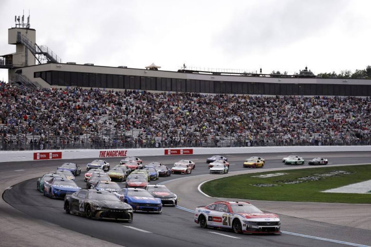 悪天候中断やウエットタイヤ投入の波乱も経て、ライアン・ブレイニーが今季3勝目／NASCAR第25戦