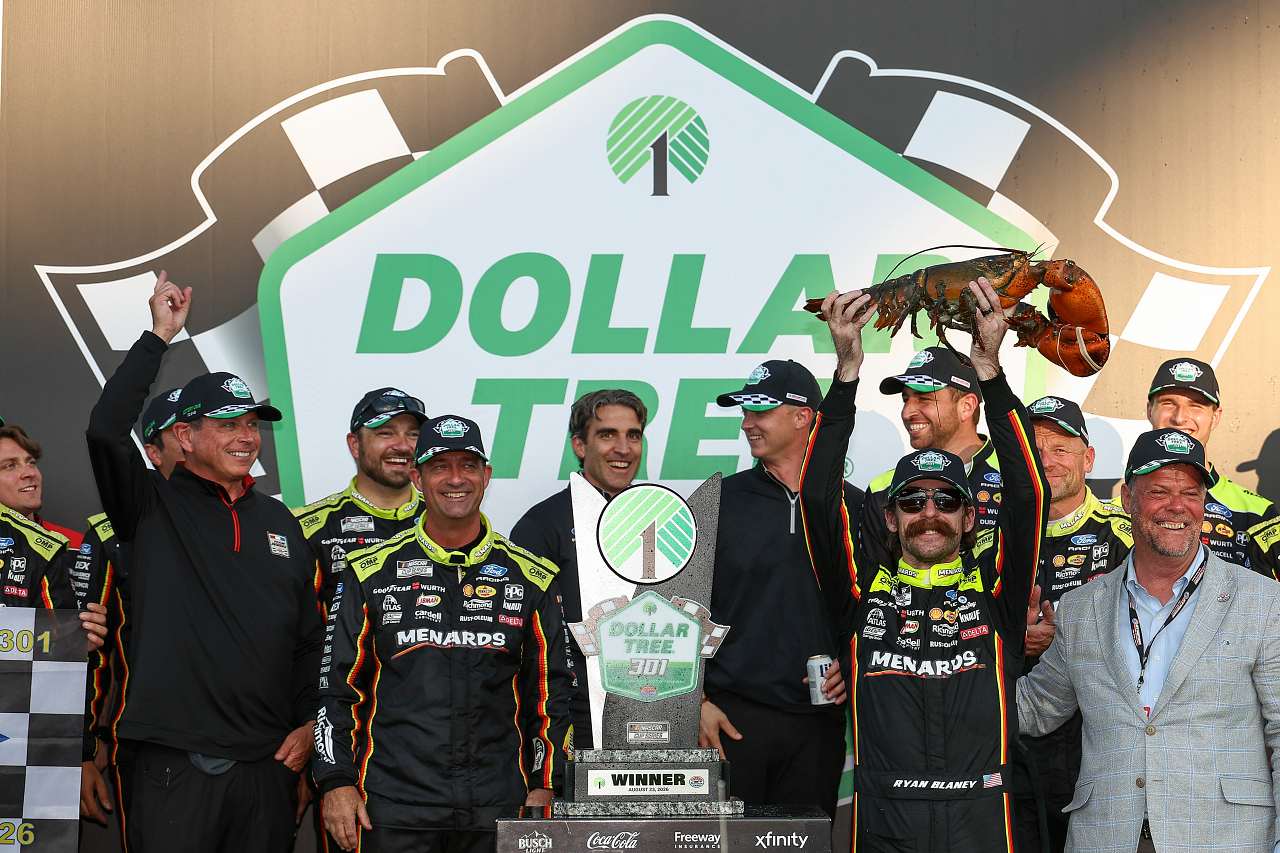 悪天候中断やウエットタイヤ投入の波乱も経て、ライアン・ブレイニーが今季3勝目／NASCAR第25戦