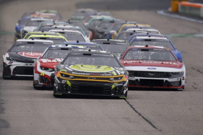 悪天候中断やウエットタイヤ投入の波乱も経て、ライアン・ブレイニーが今季3勝目／NASCAR第25戦