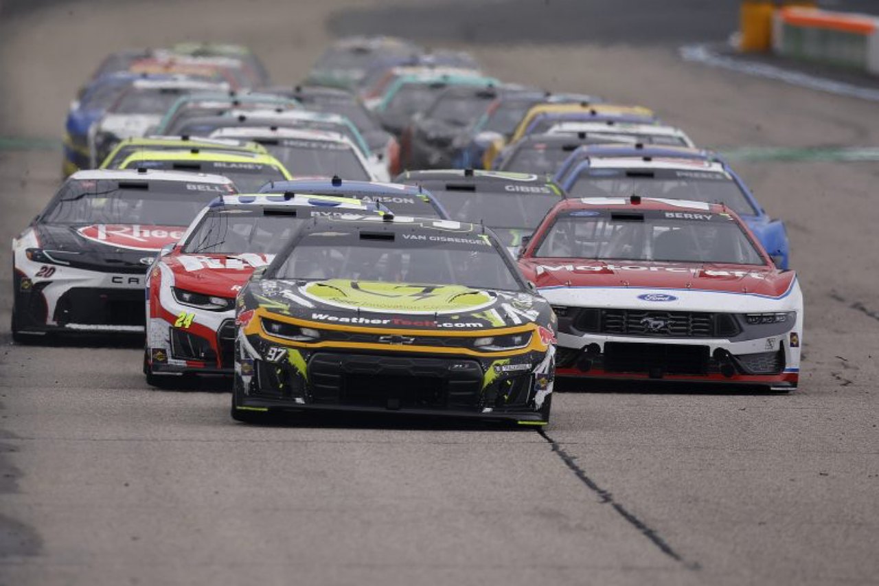 悪天候中断やウエットタイヤ投入の波乱も経て、ライアン・ブレイニーが今季3勝目／NASCAR第25戦