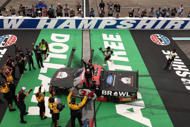 悪天候中断やウエットタイヤ投入の波乱も経て、ライアン・ブレイニーが今季3勝目／NASCAR第25戦