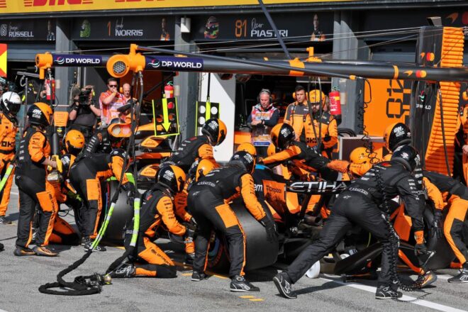 ピットストップを行うマクラーレンのオスカー・ピアストリ