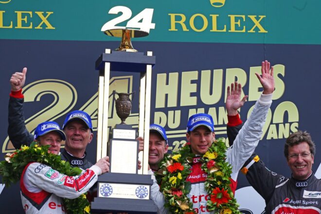 ル・マン24時間レースの表彰台で優勝を祝うアウディのメンバー