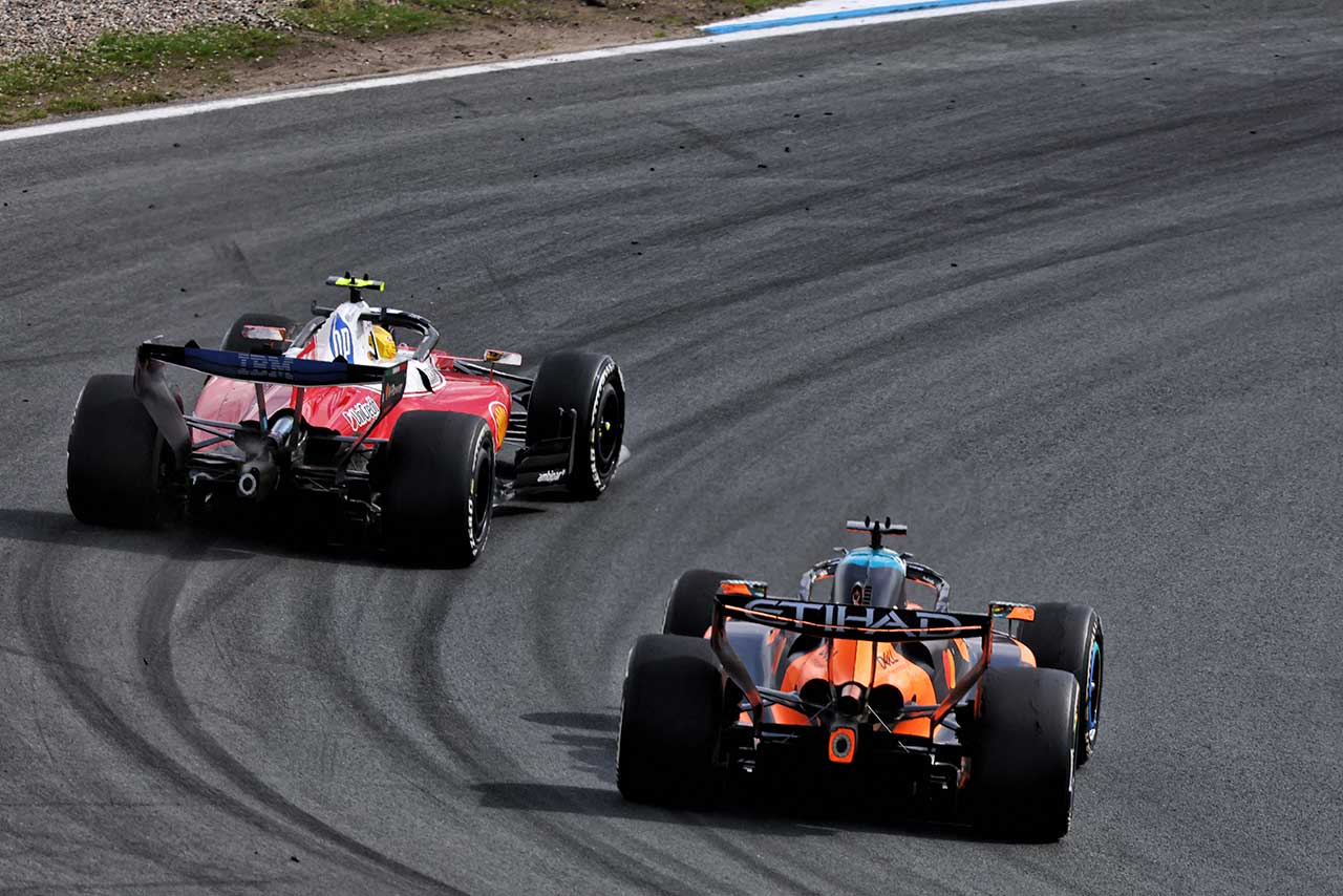 ルイス・ハミルトン（フェラーリ）＆オスカー・ピアストリ（マクラーレン）