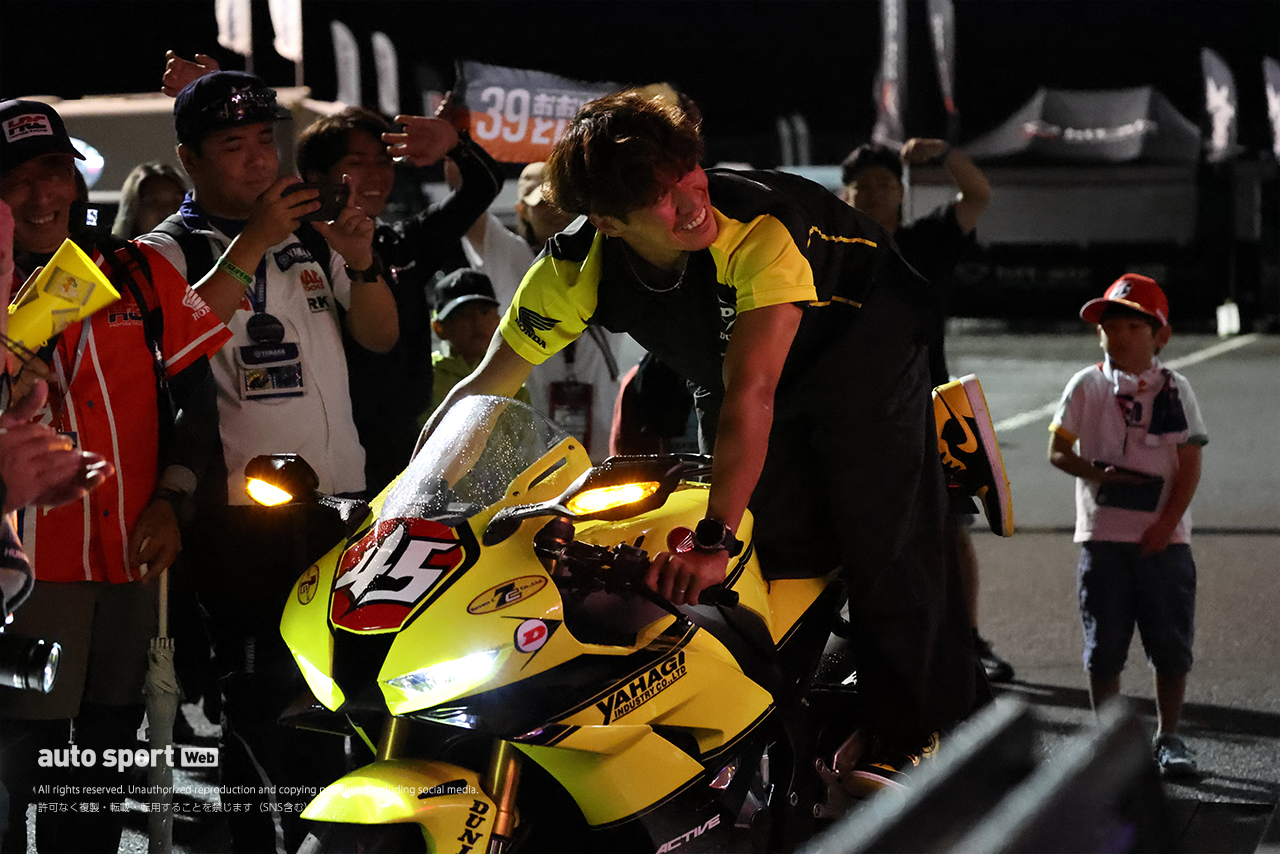 ファンと一緒に盛り上がる長島哲太（DUNLOP Racing Team with YAHAGI）／2026全日本ロード第5戦もてぎ
