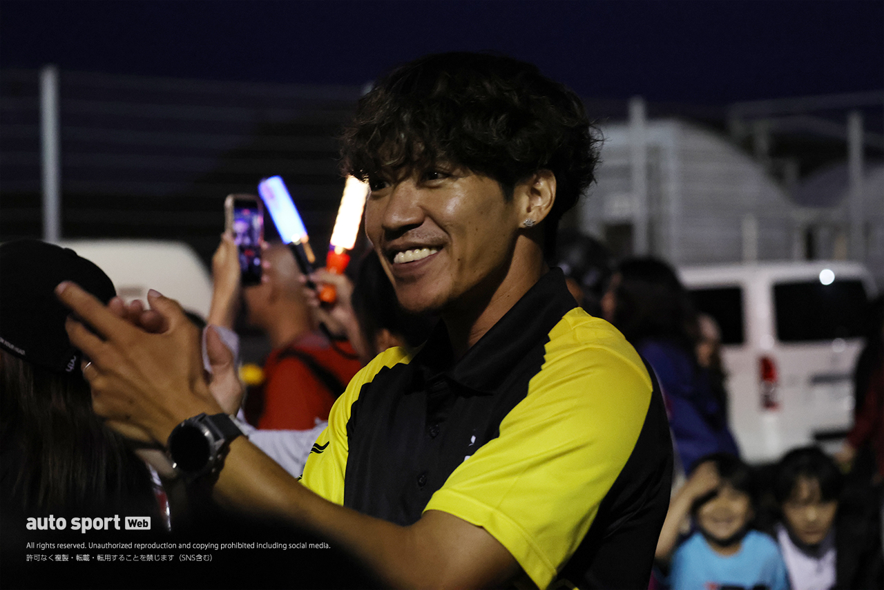 ファンと一緒に盛り上がる長島哲太（DUNLOP Racing Team with YAHAGI）／2026全日本ロード第5戦もてぎ