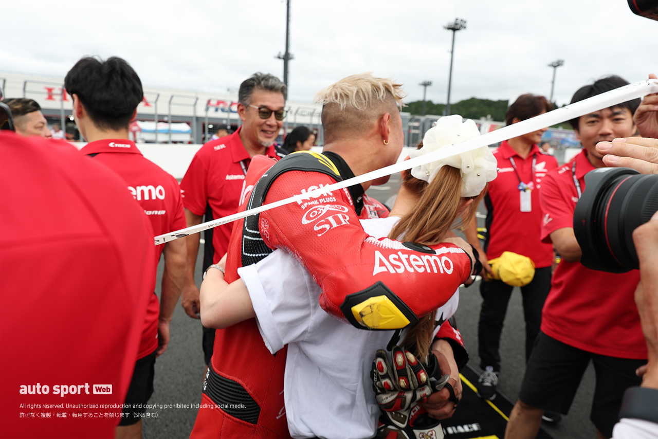 妻の桐石瑠加と勝利を喜び合う羽田太河（Astemo Pro Honda S I Racing）／2026全日本ロード第5戦もてぎ ST1000 レース2