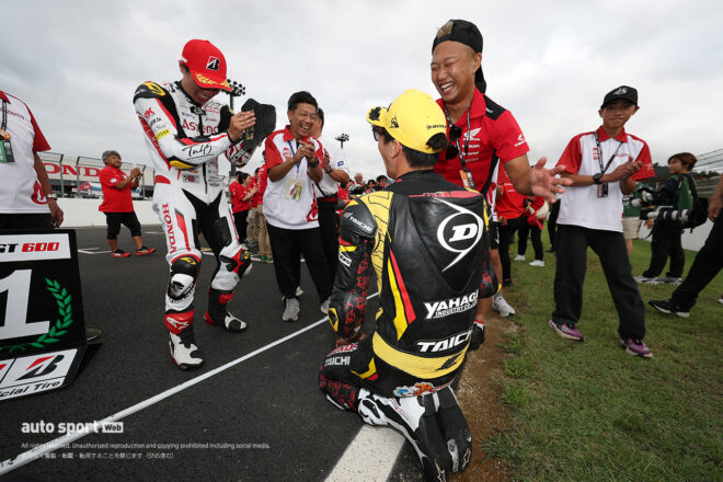 TN45 with MotoUP Racing Teamのライダーに囲まれる長島哲太（DUNLOP Racing Team with YAHAGI）／2026全日本ロード第5戦もてぎ JSB1000 レース2