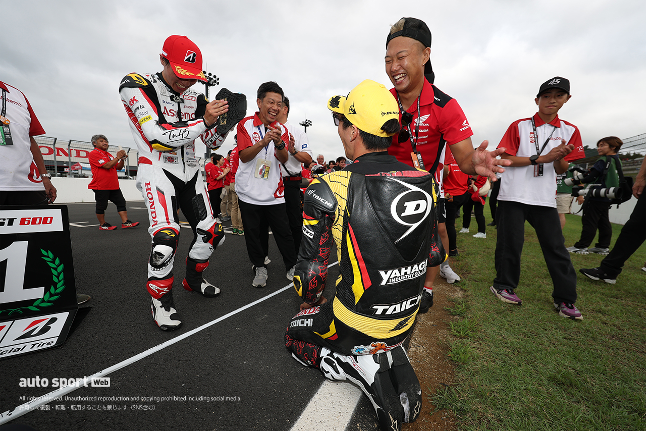 TN45 with MotoUP Racing Teamのライダーに囲まれる長島哲太（DUNLOP Racing Team with YAHAGI）／2026全日本ロード第5戦もてぎ JSB1000 レース2