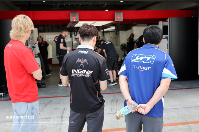 牧野任祐（DOCOMO TEAM DANDELION RACING）選手、阪口晴南選手、KDDI TGMGP TGR-DCのアドバイザー国本雄資氏