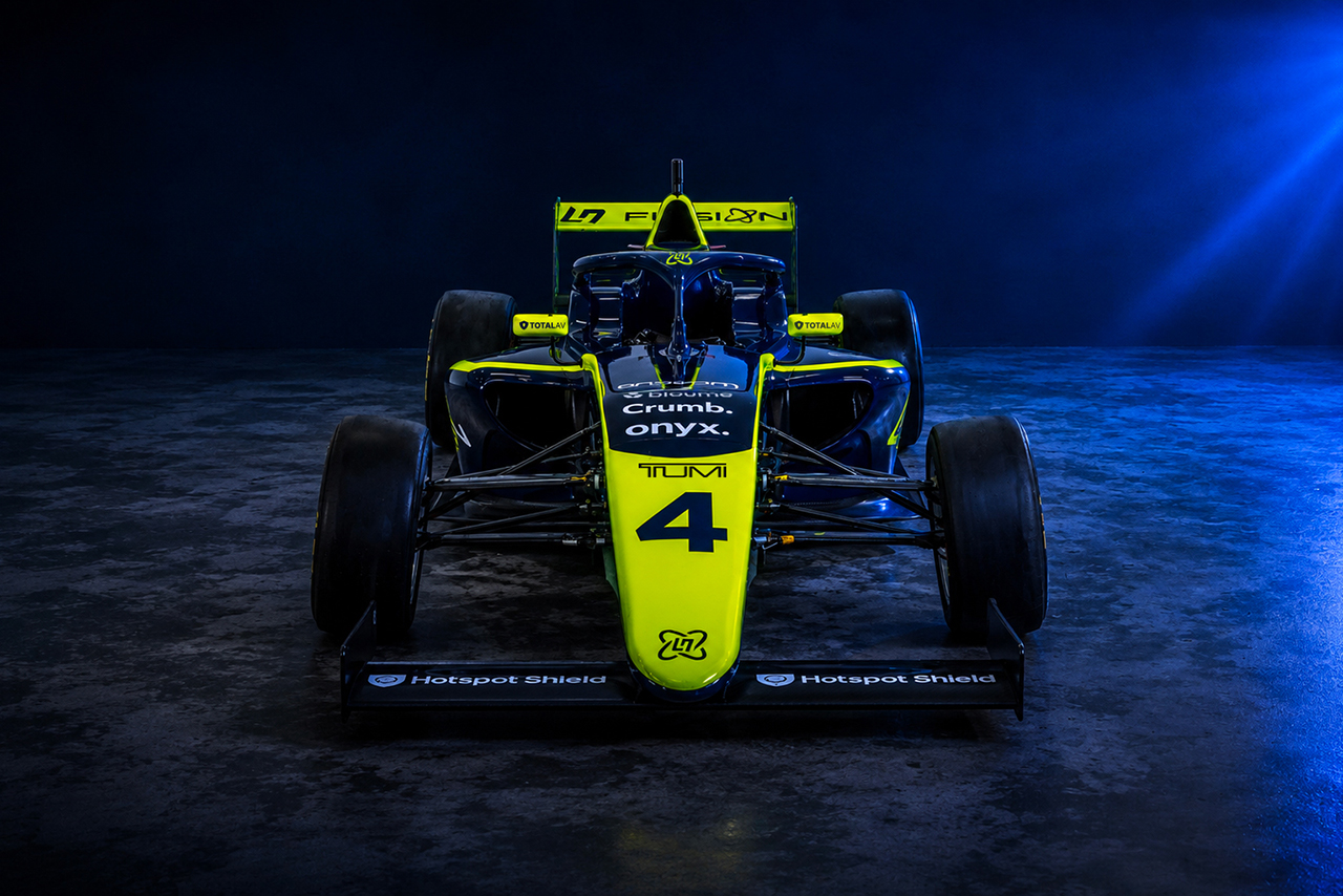 ランド・ノリスが設立した『LN4フュージョン』のカラーリングを纏うFIA-F4車両