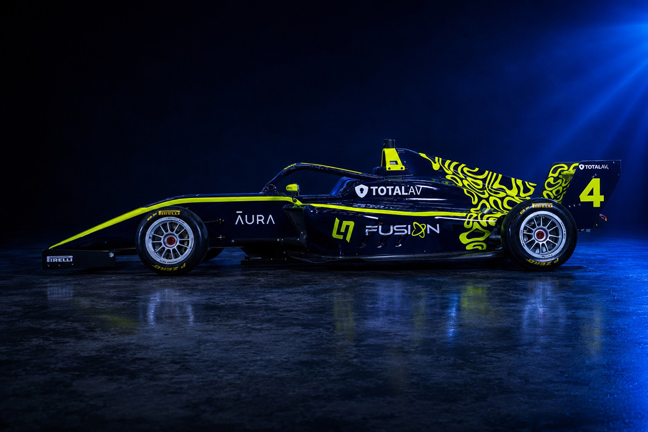 ランド・ノリスが設立した『LN4フュージョン』のカラーリングを纏うFIA-F4車両