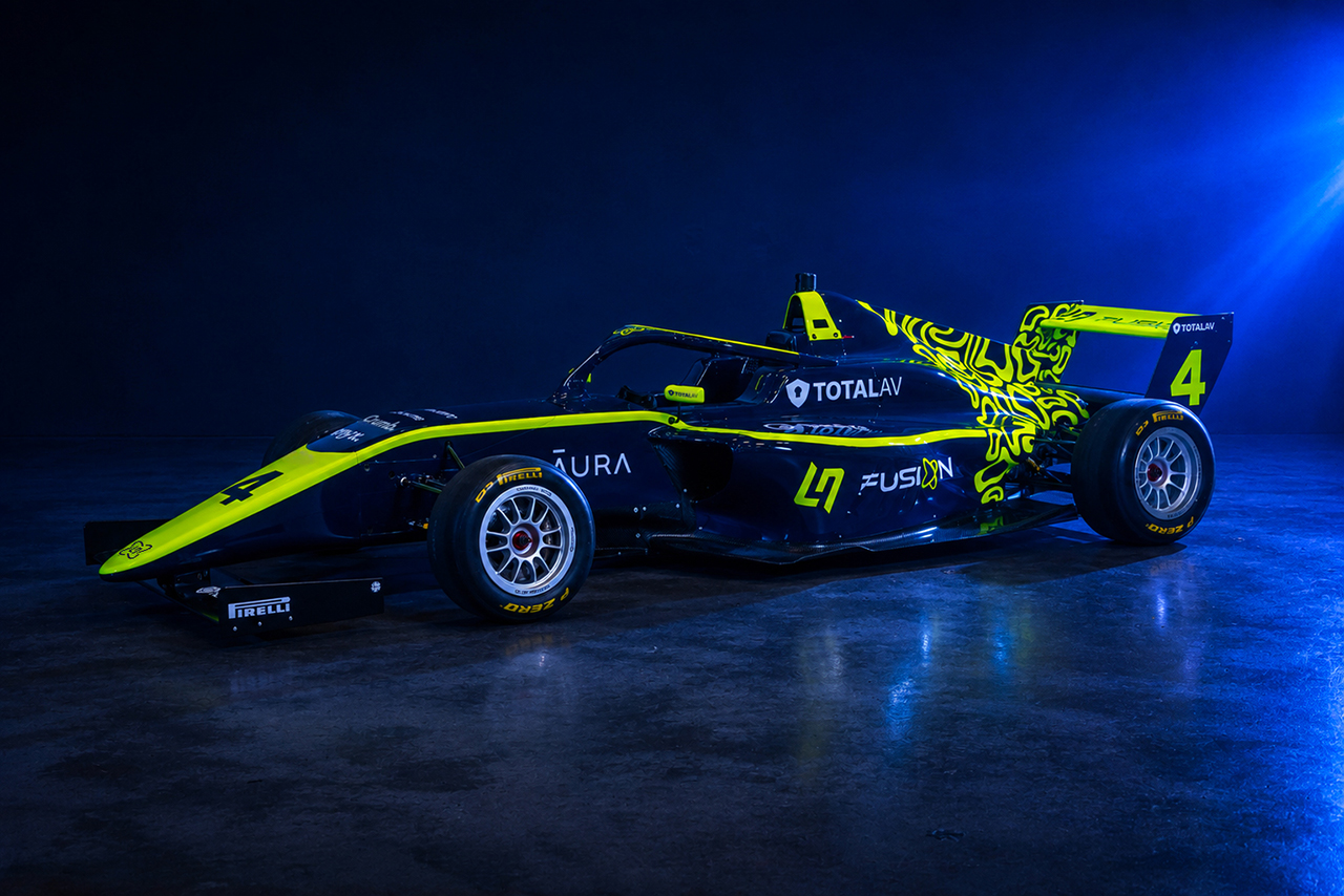 ランド・ノリスが設立した『LN4フュージョン』のカラーリングを纏うFIA-F4車両