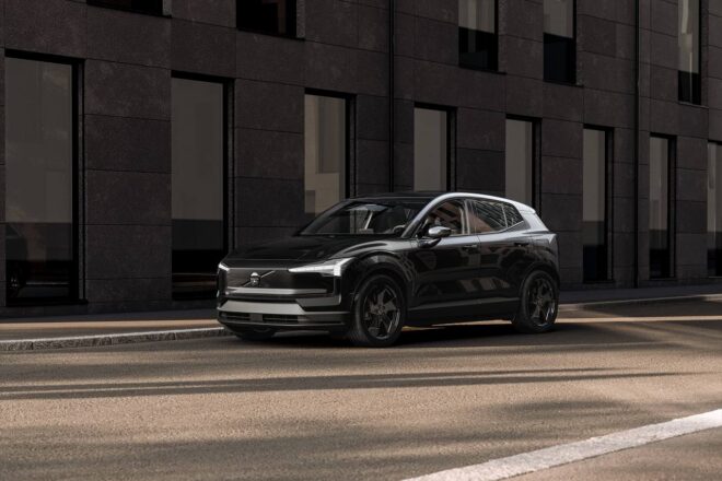 ボルボ、コンパクトEV『EX30』に漆黒のテーマカラーを初採用した限定車“Black Edition”を設定