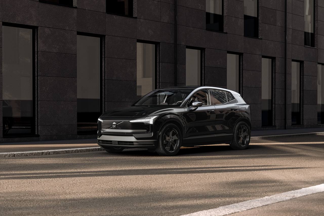 ボルボ、コンパクトEV『EX30』に漆黒のテーマカラーを初採用した限定車“Black Edition”を設定