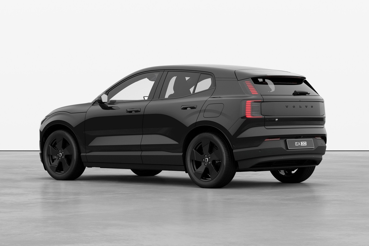 ボルボ、コンパクトEV『EX30』に漆黒のテーマカラーを初採用した限定車“Black Edition”を設定