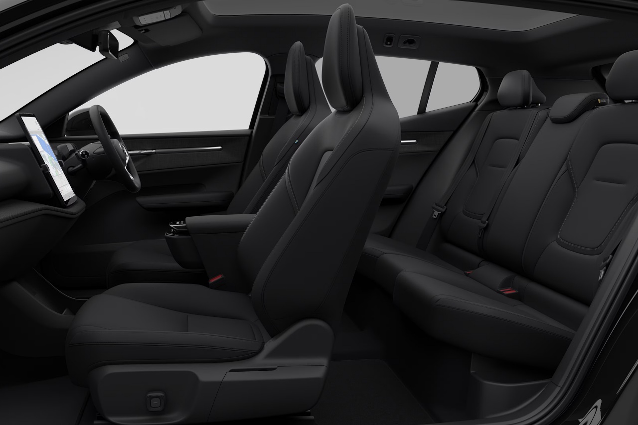 ボルボ、コンパクトEV『EX30』に漆黒のテーマカラーを初採用した限定車“Black Edition”を設定