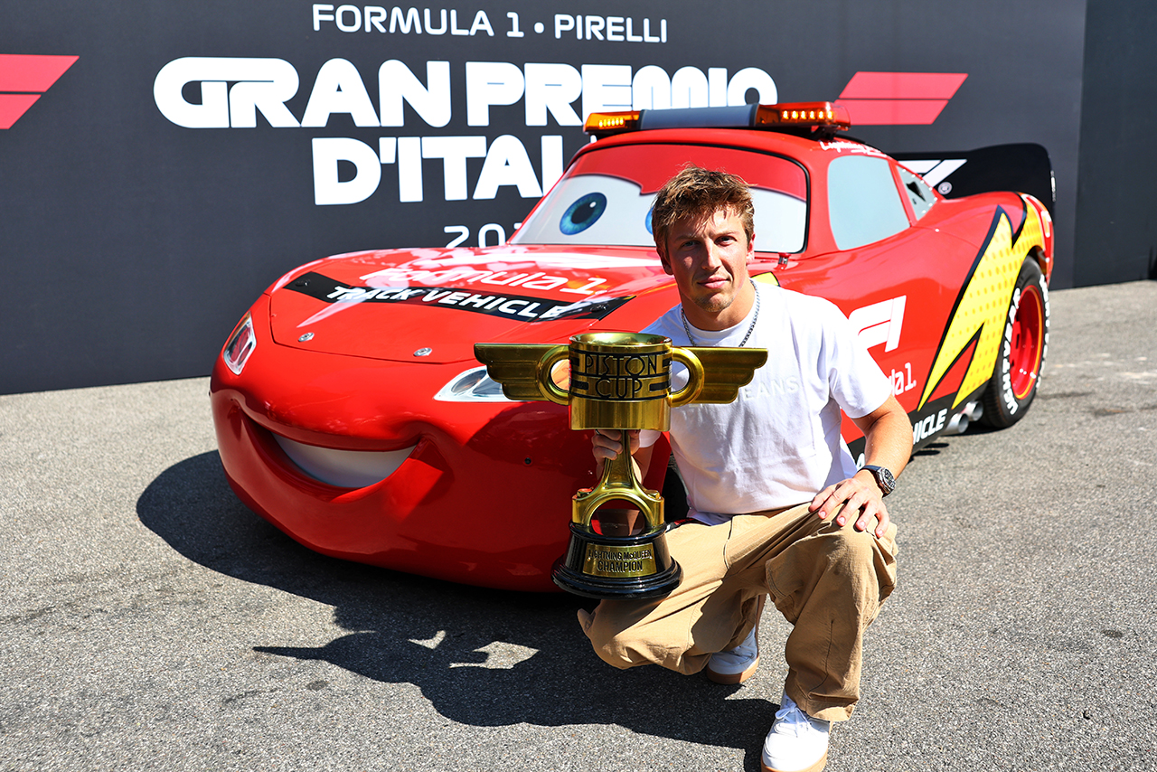 2026年F1第13戦イタリアGP　ライトニング・マックィーンとリアム・ローソン（レッドブル）／ローソンが持つのは映画『カーズ』劇中の最高峰レース『ピストンカップ』の優勝トロフィー