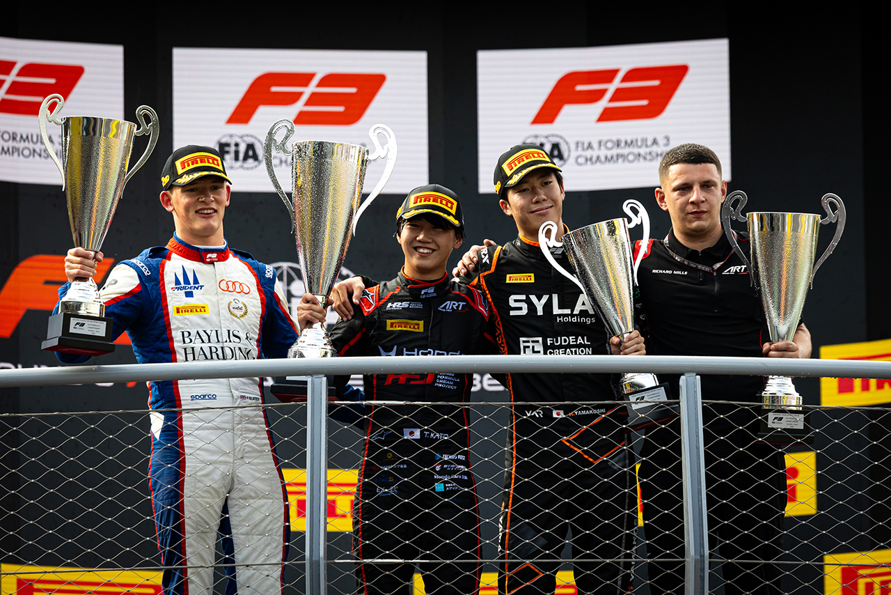 2026年FIA F3第8戦モンツァ　スプリントレース表彰式　優勝加藤大翔（ARTグランプリ／HFDP）、3位山越陽悠（VAR）