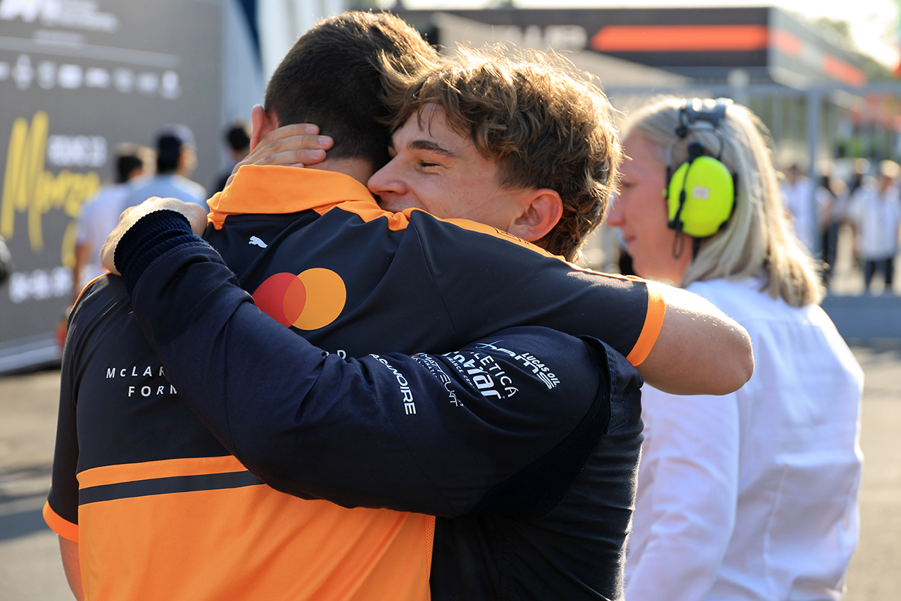 2026年FIA F3第8戦モンツァ フィーチャーレース／初優勝を喜ぶニコラ・ラコルテ（ダムス・ルーカスオイル）と同郷のマクラーレン リザーブ兼開発ドライバー）