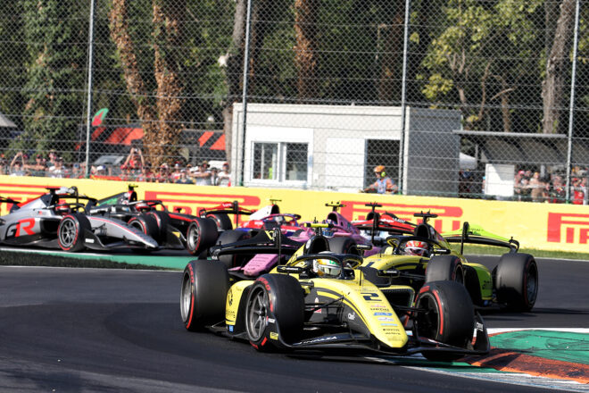 2026年FIA F2第10戦モンツァ フィーチャーレース／写真左側：リスタートでタサナポル・イントラフヴァサク（ARTグランプリ）に仕掛ける宮田莉朋（ハイテック／TGR-DC）