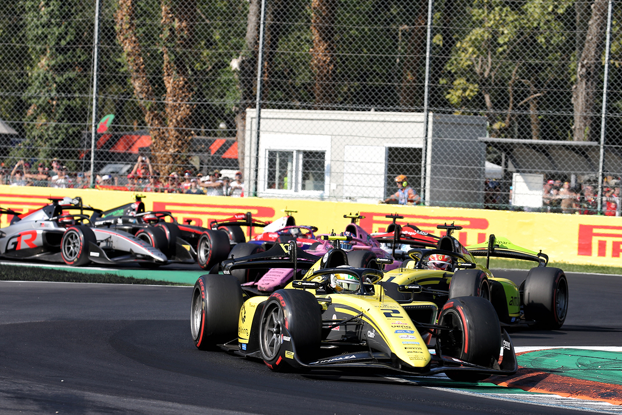 2026年FIA F2第10戦モンツァ フィーチャーレース／写真左側：リスタートでタサナポル・イントラフヴァサク（ARTグランプリ）に仕掛ける宮田莉朋（ハイテック／TGR-DC）