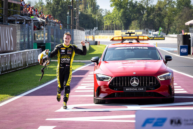 2026年FIA F2第10戦モンツァ フィーチャーレース／メディカルカーでパルクフェルメに戻ったジョシュア・デュルクセン（インビクタ・レーシング）