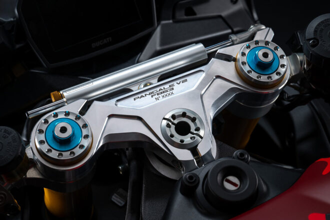 『Panigale V2』特別仕様車 オーリンズ製ステアリングダンパー